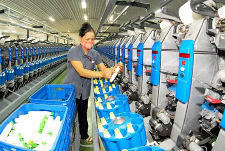 Dây chuyền kéo sợi hiện đại được kết nối thêm thiết bị tiết kiệm điện giúp giảm lượng điện tiêu thụ tới 30%. Ảnh: Kim Ngân